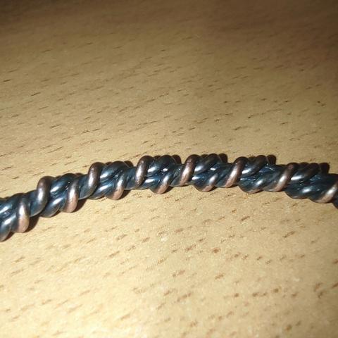 A macro photo of the twists of copper, showing how the strands align lengthways and crossways.
