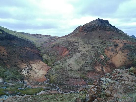 Temps nuageux mais suffisamment clair pour marcher de nuit sans la moindre éclairage artificiel. Les zones ocres indiquent qu'il y a des sources thermes enfouies sur les flancs des montagnes. On aperçoit un cours d'eau qui serpente au milieu.