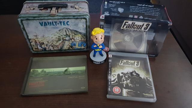 The lunchbox and it's contents.
A art book, a disc with extras about the game, a bobble head little statue and of course the game.