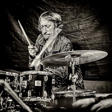 Schlagzeuger Dominik Mahing - Fotografie: Frank Schindelbeck