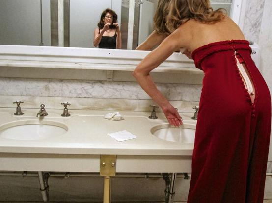 Bildquelle: Maxi Cohen aus https://sz-magazin.sueddeutsche.de/frauen/frauenklo-toilette-87869