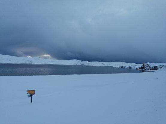 Le Kleifarvatn, pas encore totalement gelé, avec une légère éclaircie qui perce des nuages sombres.