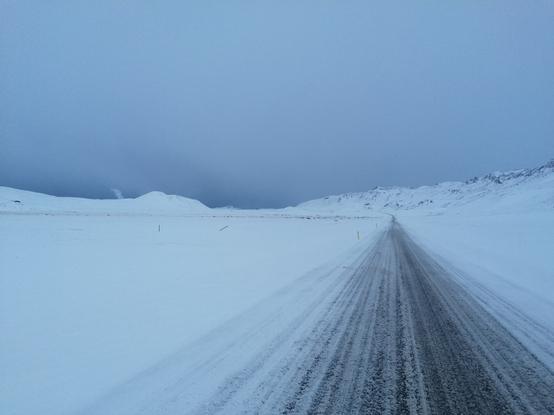 Une portion de la route 42 en direction de Grindavik. Le panache de fumée à gauche est une source thermale.