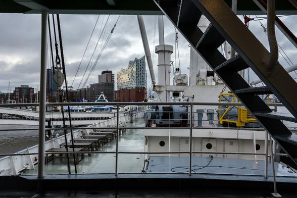 Blick vom Deck des Museumsschiffs Cap San Diego in Richtung Kehrwiederspitze und Elbphilharmonie, links unten ist die Seite der Überseebrücke zu sehen