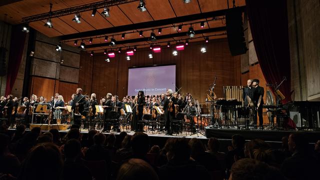 Blick auf das Orchester. Rechts im Bild das Schlagwerk, links die Geigen.