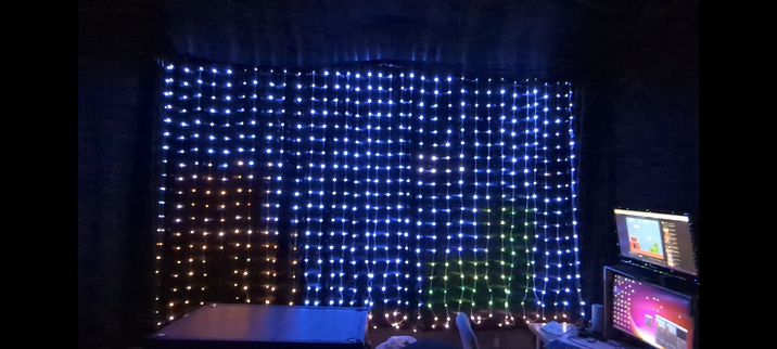 Raum im Dunkeln: Im Vordergrund ein großer Led-Matrix-Vorhang. Auf diesem sieht man sehr grob dass das Spiel "Super Mario Brothers" für das  NES widergegeben wird.
Am rechten Rand sieht man einen Bildschirm von dem das Video abgegriffen wird.