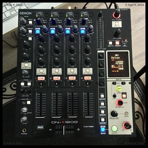 Valokuva DJ-käyttöön tarkoitetusta 4-kanavaisesta Denon DN-X1600 ääni- ja MIDI-mixeristä.