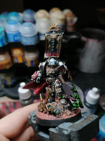 Same miniature but seen from his front, he has a white helmet and a red bolster storn attached to his right wrist