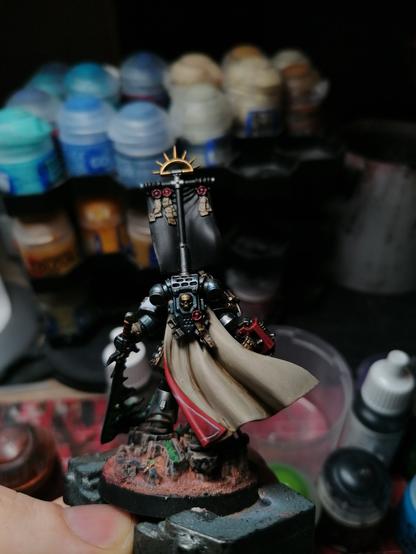 Same miniature but seen from his back, we can see his beige and red cape