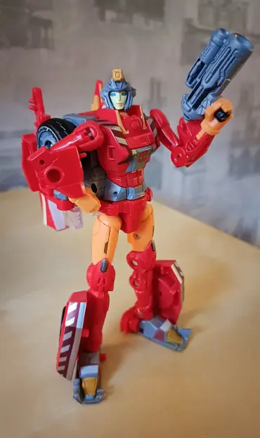 Novastar transformed to robot mode. With a lot of female figures Hasbro work the trick of fitting a lithe feminine robot mode into a vehicle by giving the ladies quite the backpack of folded car bits. Nova and her four mold-sisters, Moonracer, Chromia, Lancer and Greenlight, all share this trait. Thankfully it doesn't detract from the great looking robot...from the front at least. It does make her centre of gravity a bit high, though, posing problems for posing.