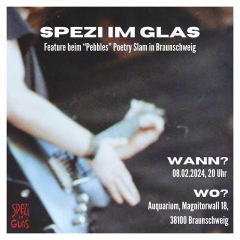 Spezi im Glas Ankündigung, im Hintergrund ist Luke mit Gitarre vom 805er Festival, Analogfoto, oben steht in großen Buchstaben "Spezi im Glas" und "Feature beim Pebbles Poetry Slam in Braunschweig", unten links ist das Spezi im Glas Logo, unten rechts stehen die Infos wie in der Beschreibung
