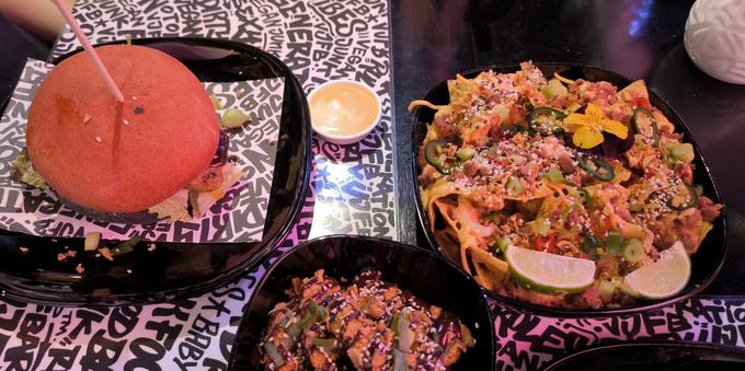 Burger, Nachos, fly wings