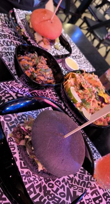 Burger, Nachos, fly wings