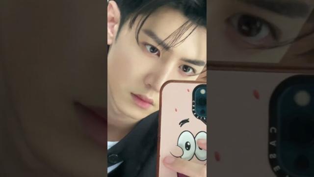 Soy el único que se fija en la funda del móvil? 😅#ChenZheyuan #LaEspadayelHada4 #SwordandFairy4