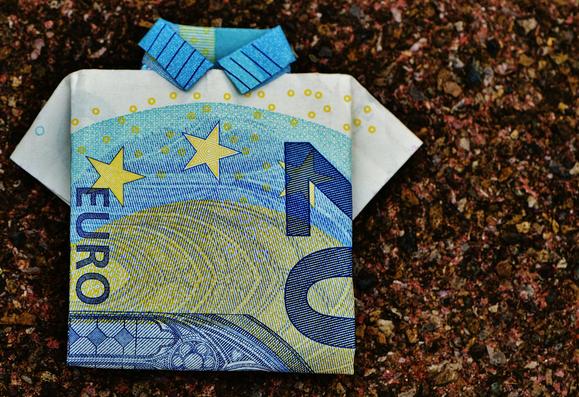 A 20 euro note folded into the shape of a football shirt or a normal short-sleeved shirt.