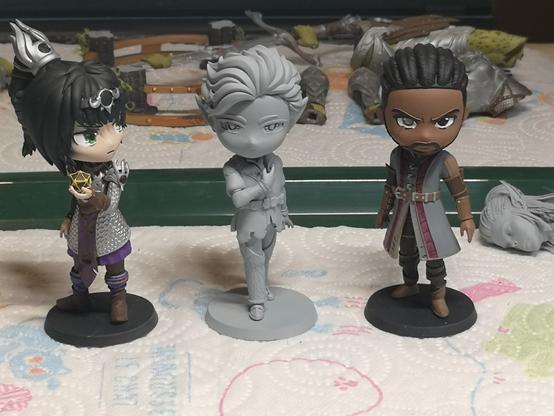 De petites figurines Chibi (style japonais dont l'énorme tête fait au moins 1/3 du corps) des personnages de Baldur's Gate 3, Shadowheart, Astarion, et Wyll. Astarion est le seul non peint.