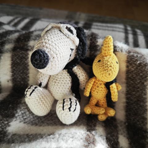 Snoopy und Woodstock mit schwarzem Schal und Trauerarmbinde