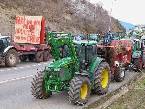 Foto de manifestacio de kamparanoj (le monde diplomatique)