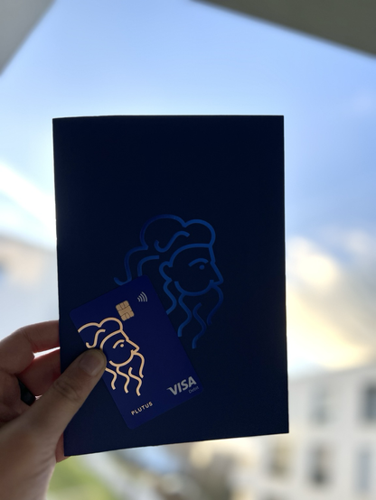 Blaue Visa Debit Kreditkarte von Plutus mit Neptun-Logo