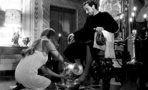 Aiche (Claudia Cardinale) washing Principe Donati's (Vittorio Gassman) feet.