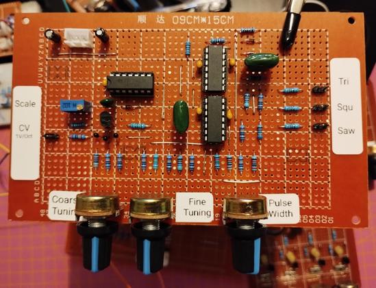 the finished VCO from the top, fully populated and labeled. the pin header to the left is the CV input, the pin headers to the right are the three outputs for the different waveforms.
at the bottom there are three potentiometers, for coarse tuning, fine tuning, and the pulse width of the square wave.