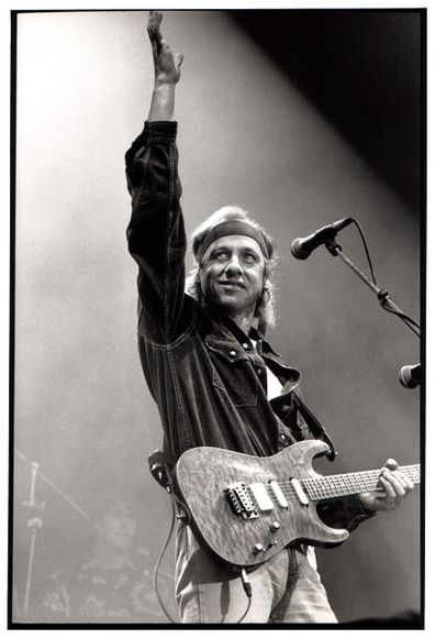 Picture with Mark Knopfler on stage - probably on the 1992 ‚on every street‘ tour with its Pensa Suhr MK1.