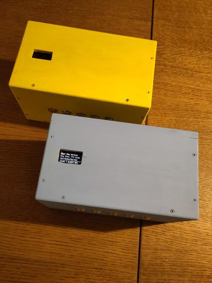 Zwei geschlossene Phonie-Boxen
