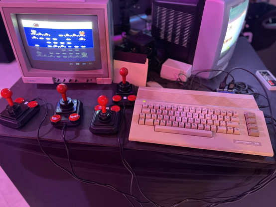 C64 II mit Rührenmonitor und 4 Competition Pro Joysticks