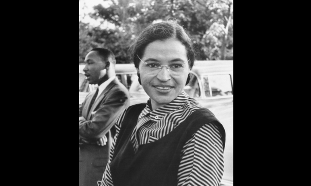 Rosa Parks, costurera afroamericana de 42 años que se negó a ceder el asiento a un hombre blanco en un autobús, como cualquier persona negra debía hacer según la ley.
En la foto, junto a Martin Luther King.