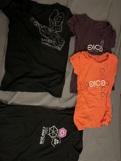 Girlie Shirts schwarz vom 32c3, 2 shirts in Lila und Lachs vom 31c3 und in schwarz vom cccamp15