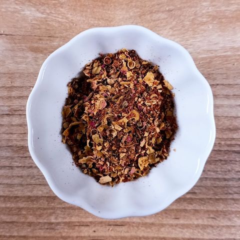 eine Porzellanschale mit der fertigen Gewürzmischung