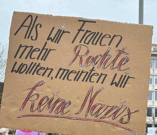 Demo Plakat

Als wir Frauen mehr Rechte  wollten, meinten wir
keine Nazis
