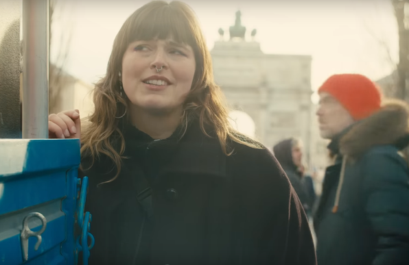 Video-Still aus "Für immer Frühling von Soffie" (Portrait der Sängerin auf Ant-AfD-Demo vor dem Brandenburger Tor).
