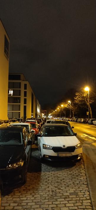 Nahaufnahme am Ende des Gehsteigs, zwei Parkstreifen nebeneinander.