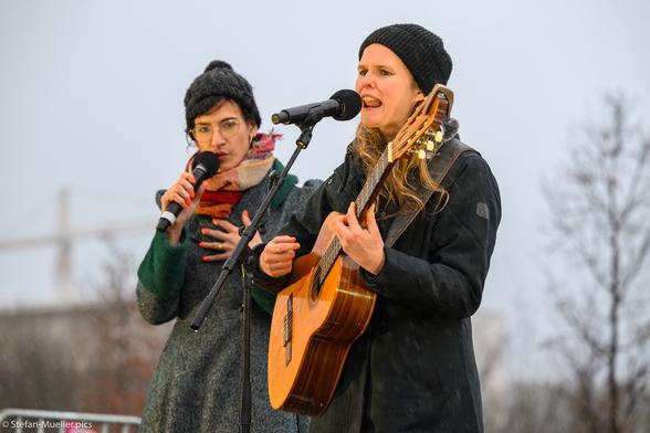 Dota Kehr (Gitarre) spielt bei Hand in Hand gegen den Faschismus. Reichstag, Berlin, 03.02.2024 Sängerin, singer, Gitarristin, guitar player
