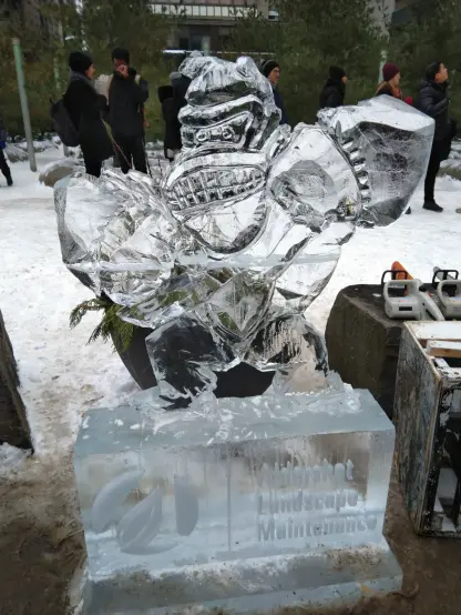 A picture of a Donkey Kong ice sculpture. Here he is depicted beating his chest.