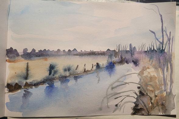 Aquarellskizze in sehr weichen hellen Farben, hellblau,  hellocker, helllila, wenige dunkle Akzente: ein kleiner Fluss unter hellblauem Himmel,  am linken Ufer trockene Wiesen, rechts Gestrüpp und Büsche.  Am Horizont eine Baumreihe.