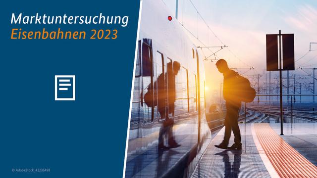 Bild von einem Reisenden im Gegenlicht, der in einen Zug einsteigt. Links daneben steht in einer farblich hinterlegten Fläche "Marktuntersuchung Eisenbahnen 2023" und ein Dokumentensymbol.
