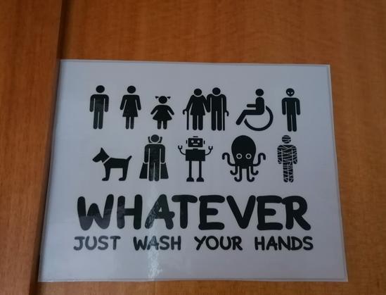 Cartaz com desenhos de várias figuras que remetem para homem, mulher, criança, idosos, pessoa em cadeira de rodas, cão, vampiro, robot, polvo múmia, etc. Por baixo dos desenhos diz "whatever, just wash your hands", ou seja, "não interessa, mas lava as mãos".