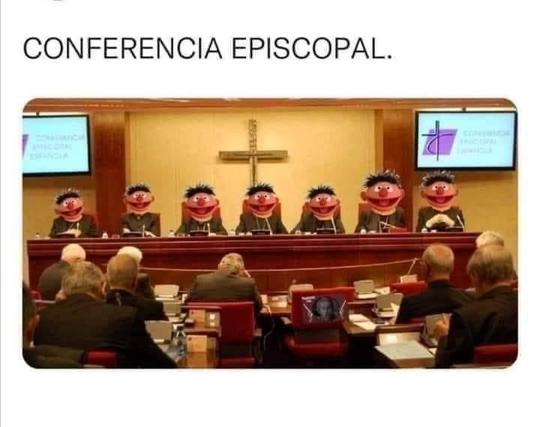Meme de foto donde hay en un estrado 7 epis de barrio sésamo con una cruz detrás, los epis van con sotana y el público son todos sacerdotes y eminencias eclesiásticas... Texto del meme...
Conferencia episcopal