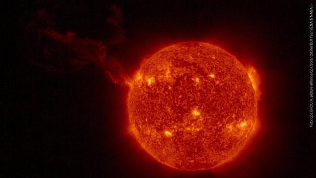 Sonneneruption, aufgenommen von der Sonde „Solar Orbiter“ (Archiv) - In den nächsten Tagen kann es zu einem Sonnensturm und dadurch zu Störeungen bei der Stromversorgung, der Navigation und im Flugverkehr kommen. (Foto: dpa Bildfunk, picture alliance/dpa/Solar Orbiter/EUI Team/ESA & NASA | -)