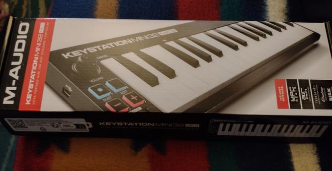 M-Audi M32 mini midi keyboard exterior box