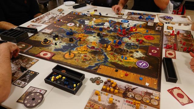 Spielbrett von "Scythe" mit 4 Spielern
