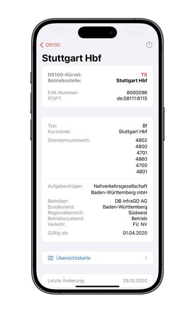 Frontalansicht eines Smartphones (iPhone) auf weißem Hintergrund das die Detailansicht eines Suchergebnisses einer App (DS100) in hellem Modus zeigt