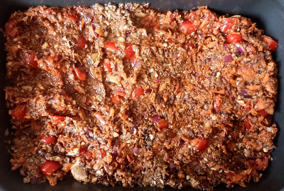 Die Mischung für das Ragu in einer Auflaufform vor dem Backen.