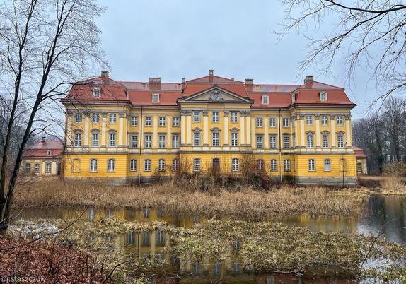 Pałac - widok od tyłu.