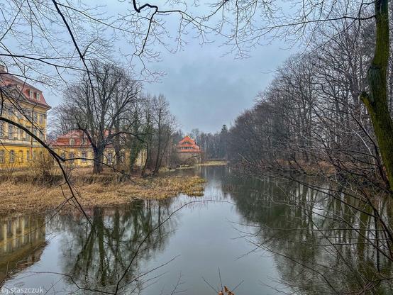 Widok na fosę.