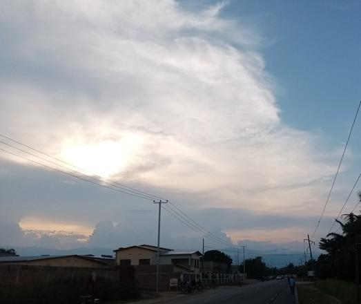 Tropika ĉielo en momento de sunsubiro- blua kun blankaj nuboj.