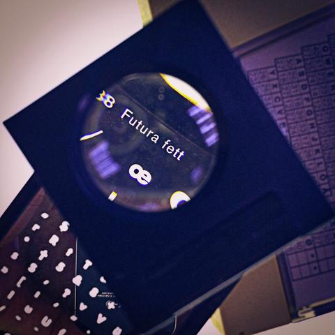 Blick durch einen Fadenzähler auf  eine Schriftscheibe