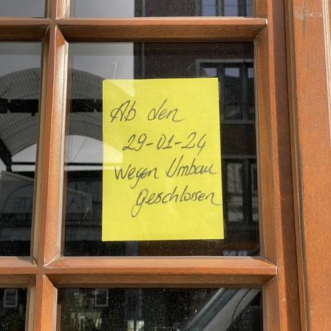 Das Bild zeigt einen Zettel im Fenster ds Lokals, der über den Beginn von Umbauarbeiten informiert.